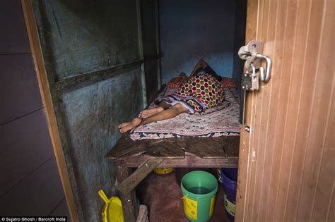 Inside Sonagachi Asias Largest Red Light District With Hundreds Of Brothels Daily Mail Online