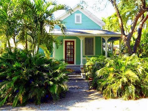 From classic to bold, showcase your style with inspiration from these exterior paint color schemes that offer serious curb appeal. A Fabulous Exterior Color Scheme in 7 Steps. - Color Zen