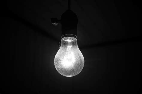 무료 이미지 빛 검정색과 흰색 화이트 어둠 램프 검은 단색화 조명 원 전등 모양 매크로 사진 아직도
