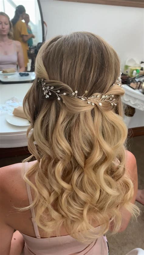 Stylish And Chic Half Up Half Down Easy Wedding Hair Trend This
