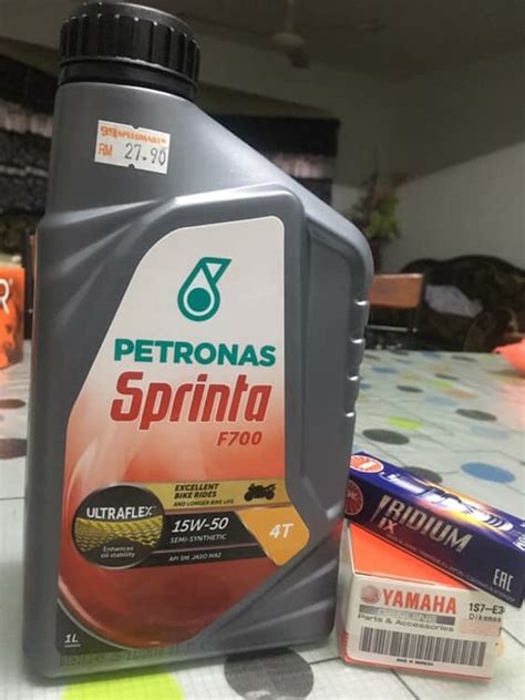 Oct 04, 2019 · kandungan ini ampuh dalam menghilangkan permukaan yang kering dan kekurangan pada kulitmu seperti bekas jerawat, flek hitam, komedo, dan sebagainya. Harga Minyak Hitam Petronas F700