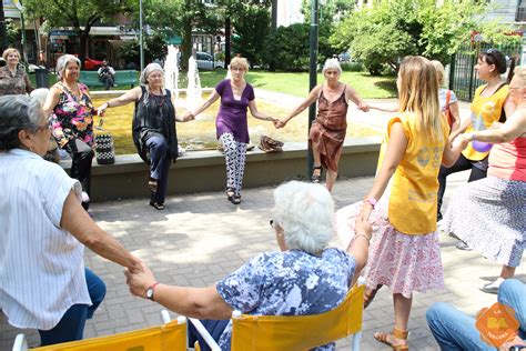 Los centros para adultos mayores no sólo son instalaciones para el cuidado de estas personas. La Tercera en la Calle, un programa de recreación para los ...