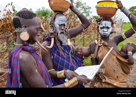 Jinka Äthiopien Afrika Dorf Unteren Omo Tal Mago Nationalpark Wild Tribe Mursi Frauen Tontöpfe