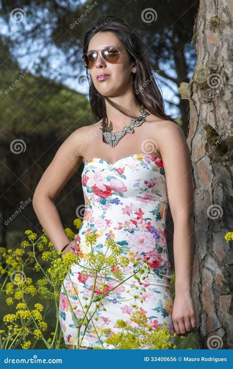 Jovem Mulher Em Um Vestido Apertado E Curto Floral Foto De Stock