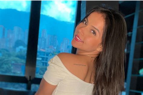 Aida Cortés colombiana modelo de OnlyFans muestra su parte trasera