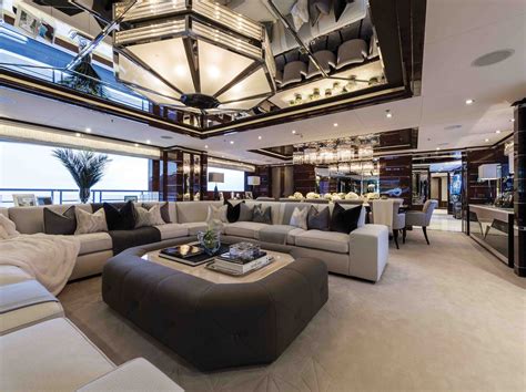 Luxury Yacht 11 Main Salon With Formal Dining Area And Bar — Yacht