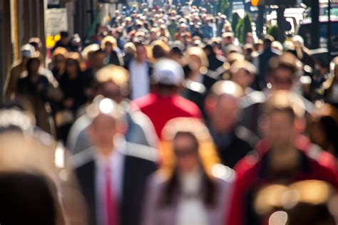 Crowd-People-Walking-Business-Blurry - Épilepsie Montérégie