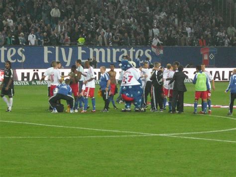 Mit serdar dursun soll es ein treffen gegeben haben, während der verbleib von simon terodde fraglich ist. HSV Jubel nach dem Bayernsieg - Foto im Hamburg Web