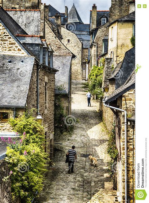 De hoofdstad parijs is de meest bezochte stad van europa. Dinan, Frankrijk redactionele foto. Afbeelding bestaande ...