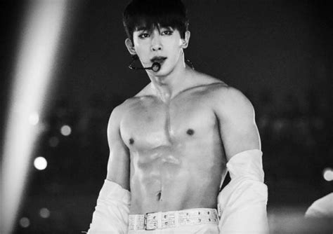 Omg K Pop Singer Wonho Shares Some Thirsty Traps From Within The