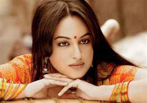 Sonakshi Forced To Free Her Dates For Dabangg 2 Bollywood News India Tv
