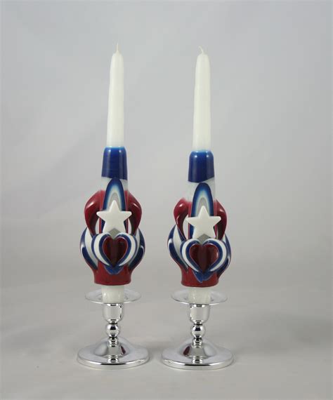 Candele decorative artigianali in cera multistrato incisa e modellata in forme floreali. Patriot Tapers - Holland House Candles | Holland House Candles