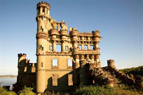 10 Abandoned Mansions Around The World That Likely Used To Be Worth