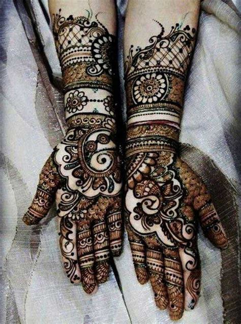 They often ask their friends and relatives for the updated and new mehndi designs to stay ahead in the world of fashion. 25 Latest Peacock Mehndi Designs for Hands
