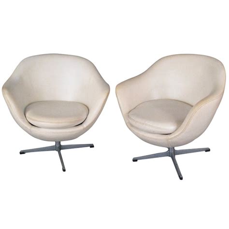 For those who stay on the move even when relaxing, this swivel chair is definitely made with you in mind. Pair of Vintage Swivel Lounge Chairs by Overman at 1stdibs
