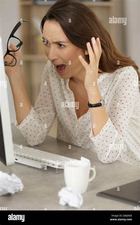 Woman Screaming In Frustration At Her Computer Stock Photo Alamy