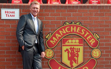 Manchester united f.c)‏ هو نادي كرة قدم إنجليزي يعد من أعرق أندية العالم وأميزها وواحداً من أنجح الفرق الإنجليزية والعالمية على مر التاريخ. بالصور | مويس يحتفل مع شعار مانشستر يونايتد | Goal.com