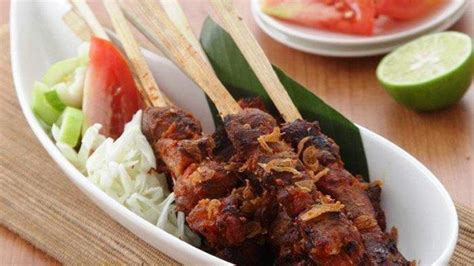 Sebab, citarasa dagingnya sudah cukup kuat dari hasil marinasi (rendaman) . Resep Sate Kambing Bumbu Merah Cocok Disajikan di Hari ...