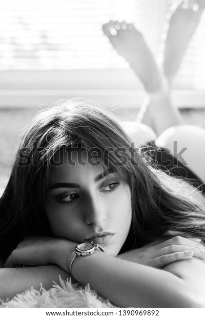 Sensual Bare Topless Girl Lying On Foto Stock 1390969892 Shutterstock