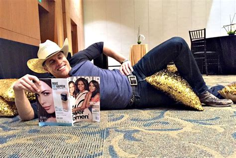 Country Music Star Dustin Lynch Talks Dating Touring And Why He Wont
