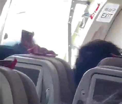 Detik Detik Penumpang Buka Pintu Darurat Pesawat Asiana Airlines