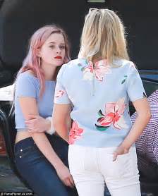 Reese Witherspoons Daughter Ava Phillippe Is Effortlessly Chic In A Blue Cropped Top Daily