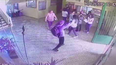 Vídeo mostra assassino atirando em funcionários e alunos de escola em