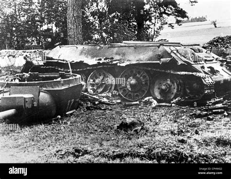 Russische T 34 Panzer Zerstört 1944 Stockfotografie Alamy
