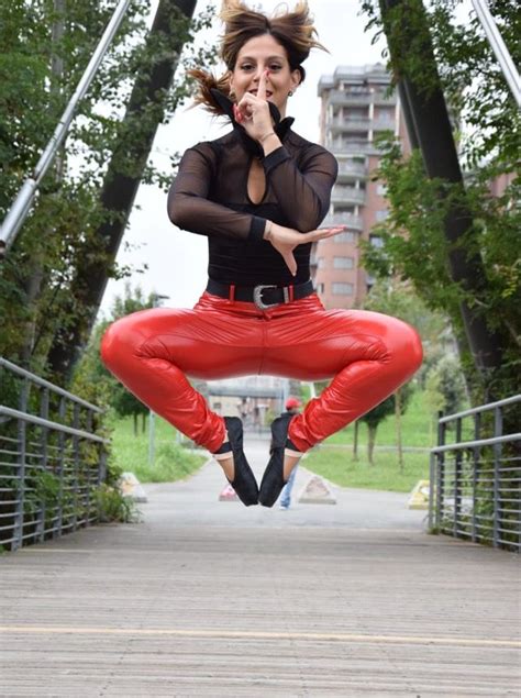 Un Salto E La Capacità Di Posare In Aria Leather Pants Fashion