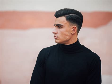 Model gaya rambut pompadour ini memang sangat lagi populer dikalangan para pria, namun banyak pria yang melakukan pemotongan ini disalon. Tampil keren dengan model rambut belah samping untuk pria ...
