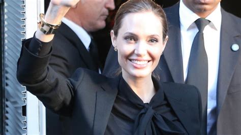 Foto Angelina Jolie é Traída Pela Blusa E Seio Da Atriz Fica Marcado