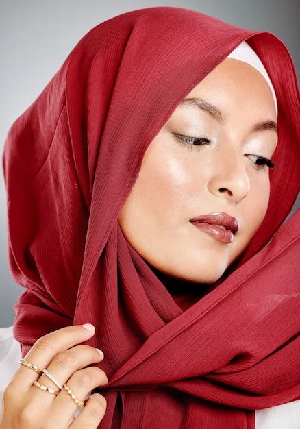 Мусульманин в хиджабе и мода женщины в красоте выстрел в голову с красной помадой макияж или
