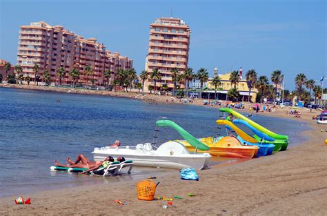 Cuenta con un centenar de hamacas (50 en la playa el edificio en que se ubica collados beach, un icono de aspecto futurista conocido como 'el ovni de la manga' y enclavado en el espacio protegido. An accommodation in La Manga strip among lovely golden beaches