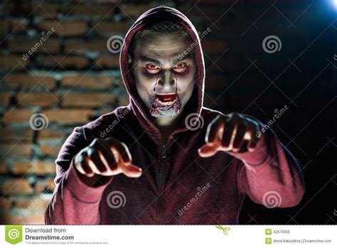Video Halloween Portrait Qui Se Change En Zombi - Portrait De L'homme Avec Le Maquillage De Zombi Sur Son Visage Image