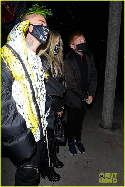 Full Sized Photo Of Avril Lavigne Mod Sun Hold Hands 63 Photo 4524410