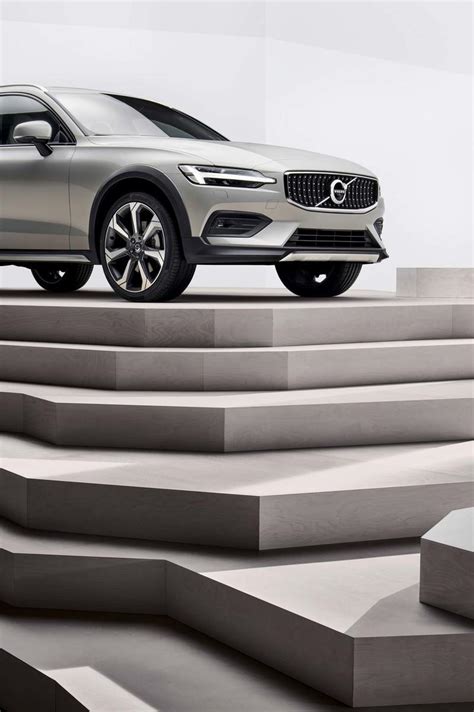 We expect it will cost about $1,000 more than the standard v60, which carries a base price of $38,900. 2020 Volvo V60 Cross Country | Top Speed
