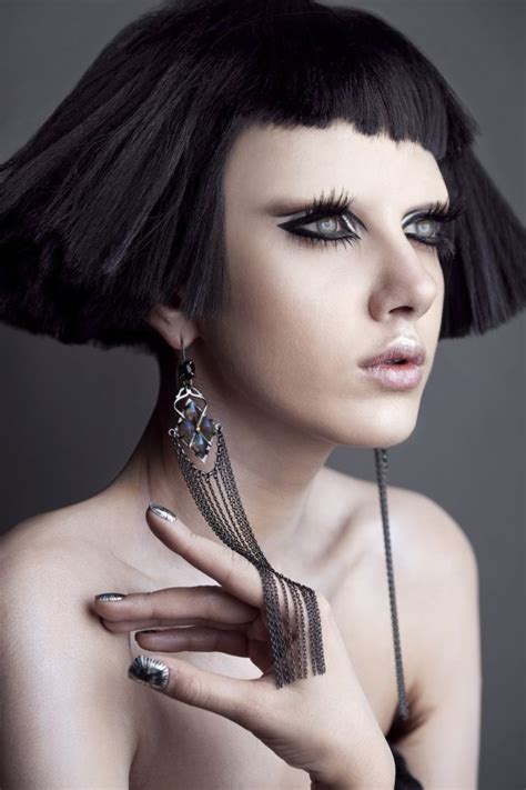 Roshar Cleopatra Look Black Hair White Skin Dark Makeup Kiss Makeup