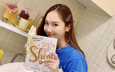 Meski Perilisan Novel Shine Jessica Jung Ditunda Di Korsel Penerbit Konfirmasi Ada Adaptasi Film