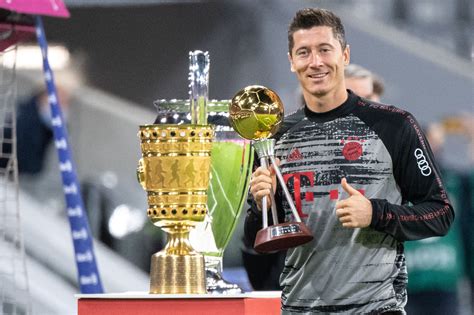 Bayern Munichs Robert Lewandowski Rebuffs His Famous Trophy Photo