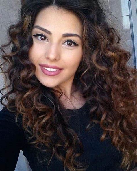 The natural highlights really give the hair extra depth. How to DIY Balayage on Curly Hair + 20 Examples | Balayage ...