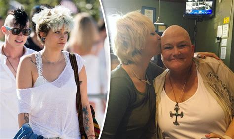 Paris Jackson Kisses Cancer Stricken Mum Debbie Rowe In Emotional Snap Celebrity News