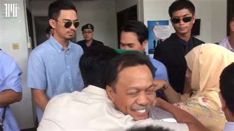 Yusof Apdal Hugged And Kissed By Shafie’s Wife And Son After Released Youtube