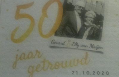 Plastic jubileumkrans voor een 50 jarige gouden bruiloft. FELICITATIE 50-JARIG HUWELIJK | De Laatste Druppel