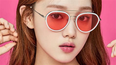 Hu11 Pink Kpop Girl Glasses Wallpaper