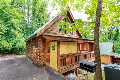 Check Out These Cozy Log Cabins In Gatlinburg Tn Best Airbnb Gatlinburg Tennessee Cabins Cheap