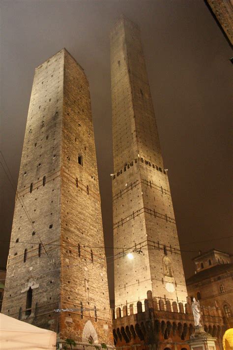 L'ammontare del canone di affitto viene calcolato in base alla metratura e alla localizzazione dell'alloggio, in sede di assegnazione. Pin di LOUIS MASOTTI su Bologna | Italia, Luoghi, Città