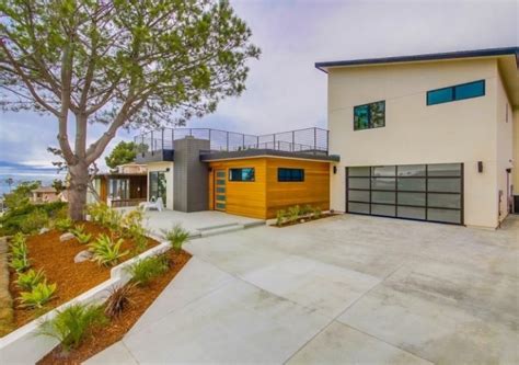 Four Time Cy Young Winner Greg Maddux Grabs A San Diego Contemporary
