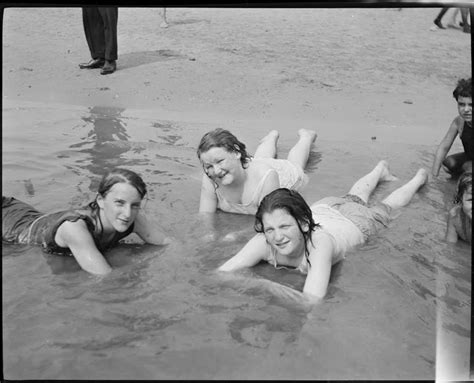 18 fascinating vintage photographs reveal what women wore at the beach 100 hundred years ago