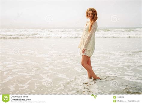 Muchacha Adolescente Que Consigue Mojada En La Playa Foto De Archivo Imagen De Belleza Feliz