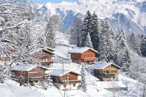 Zwitserland is een echt alpenland en is ook een zogeheten binnenstaat, het grenst aan geen enkele zee. Heavy snow falls in parts of Switzerland